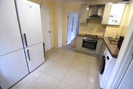 5 bedroom semi-detached house to rent - Photo 4