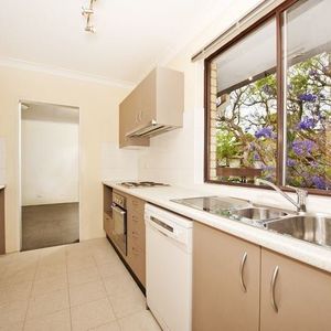 Spacious Apartment with Leafy Outlook - Photo 2