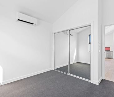 Stylish & Low-Maintenance Living in Sydenham - Photo 2