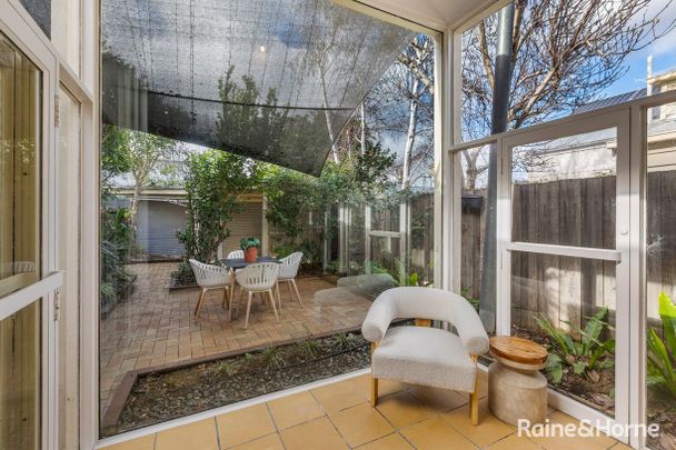 A Peaceful Garden Retreat with Light, Space & Style. - Photo 1