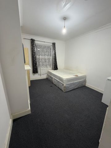 Room in a Shared House, Wood St, E17 - Photo 3