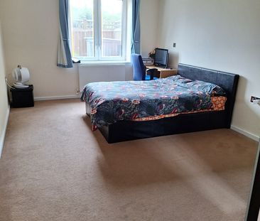 2 Bed Flat, Bishopsgate House, TW4 - Photo 3