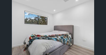 Splendid contemporary townhome in esteemed address - Photo 3