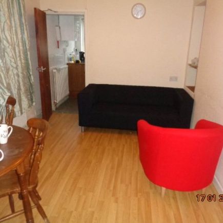 5 Bed - Lewis Street, Treforest - £1,100 per month - Photo 1