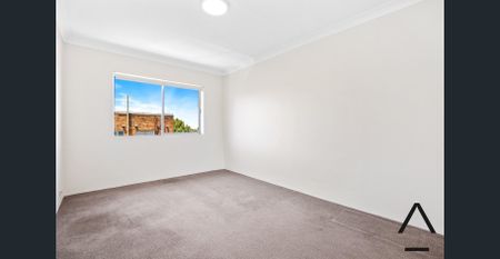 Top floor one bedroom apartment with glimpse of water views - Photo 2