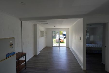 Southport two bedroom one bath unit in great location - Photo 4