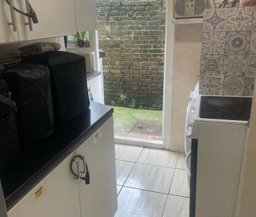1 bedroom in a flat share to rent - Photo 4