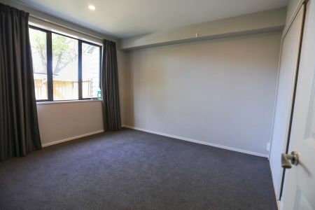 Edgeware/City Centre – Modern 4 Bedroom/4 bathroom townhouse - Photo 2