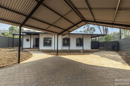 4 Bedroom, 2 Bathroom Home with a pool - Photo 5