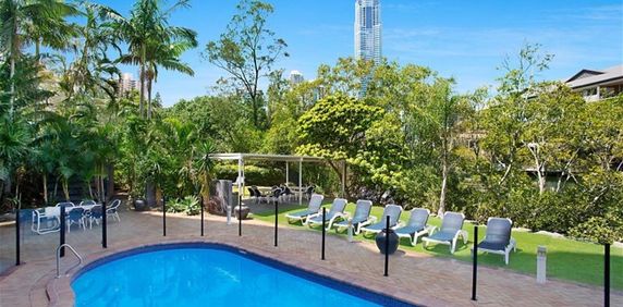 Surfers Paradise Large 1 Bedroom + study furnished unit - Photo 2