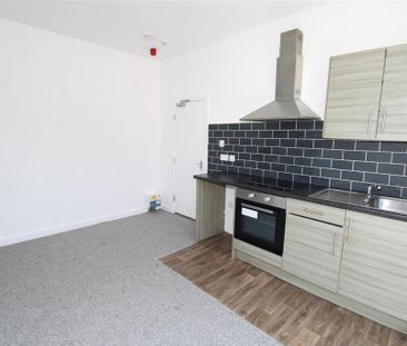 Ground floor flat to rent - Photo 2