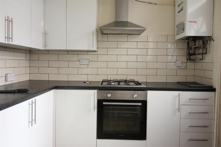 4 bedroom flat to rent - Photo 4
