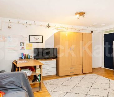 Spacious studio set in an amazing location - Photo 1