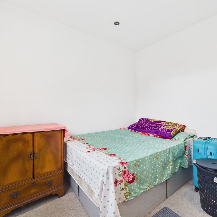 1 bedroom Flat in Park Street, Surrey - Photo 1