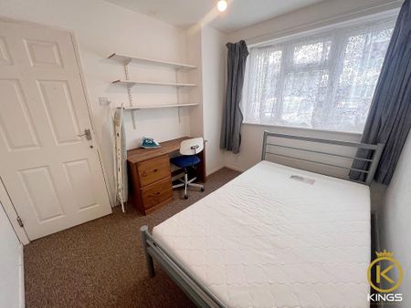 4 bedroom semi-detached house to rent - Photo 3