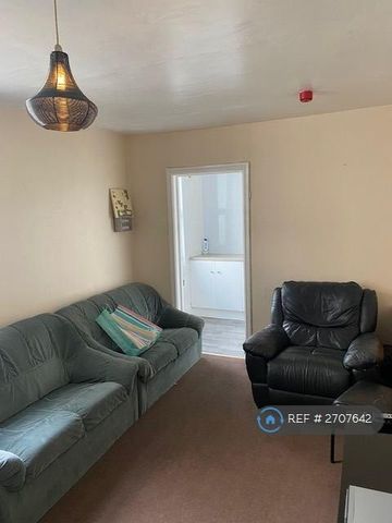 1 bedroom in a house share to rent - Photo 2
