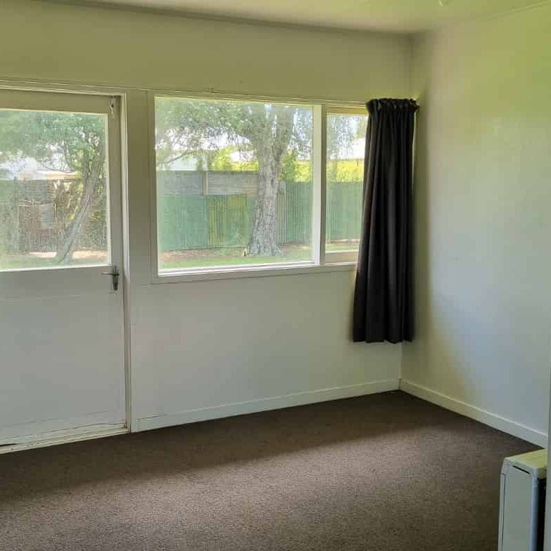 Sunny, cozy unit, ready for new tenants to call home - Photo 1