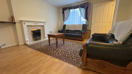 To Let - Photo 3