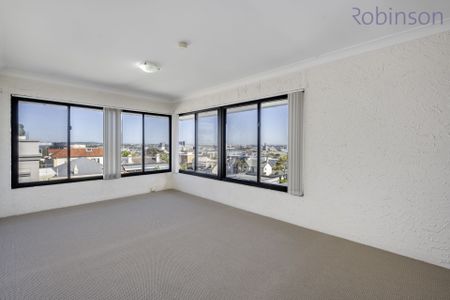 Two bedroom unit with panoramic views of the city and harbour - Photo 3