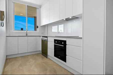 IDEAL BEACHSIDE EXECUTIVE LIVING - Photo 4