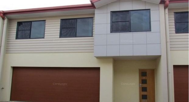 Large unit close to schools and shops - Photo 1