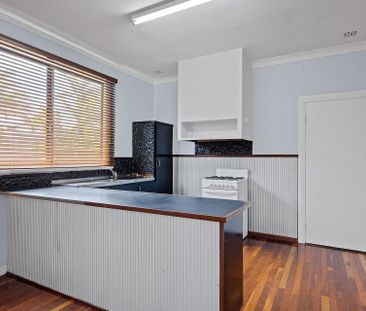 Cosy Carey Park Home - Photo 2