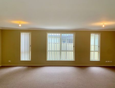 STUNNING 4 BEDROOM HOME CLOSE TO TOWN CENTER - Photo 5