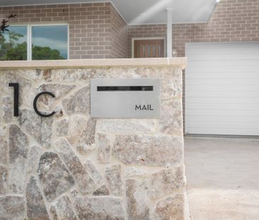 SOPHISTICATED & STYLISH 4 BEDROOM TOWNHOUSE - Photo 1