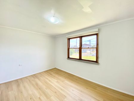 3 Bedroom Home in Quiet Street! - Photo 2