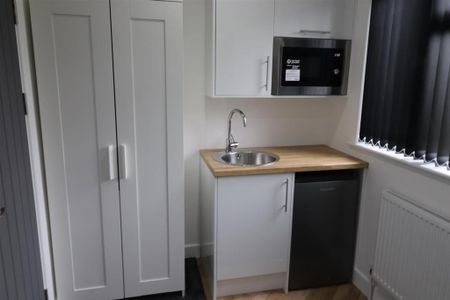 1 bedroom in a house share to rent - Photo 3