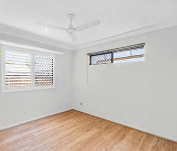 Family home in Glenella! - Photo 4