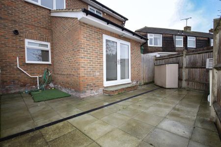 2 bedroom terraced house to rent - Photo 2