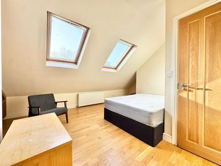 1 bedroom in a house share to rent - Photo 2