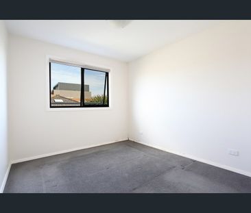 Spacious and desirable location - Photo 3