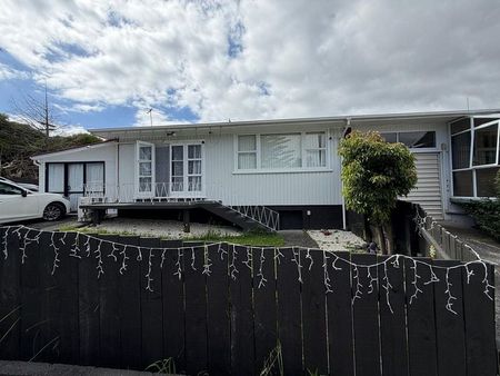 Your Perfect Auckland Retreat for $595/week! - Photo 2