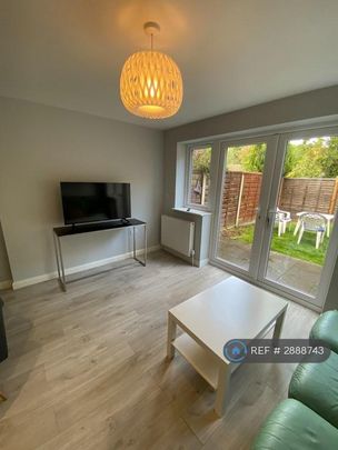 3 bedroom semi-detached house to rent - Photo 1