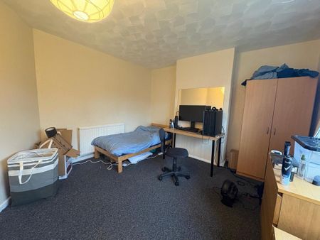 4 bedroom semi-detached house to rent - Photo 5