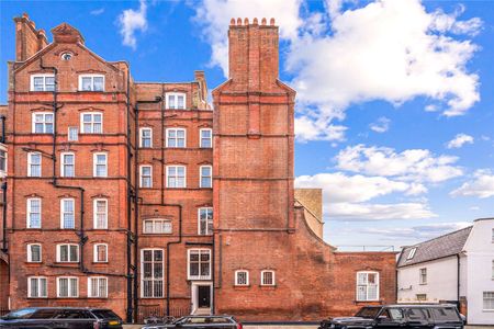 A newly refurbished three bedroom property located in this highly prestigious garden square. - Photo 2