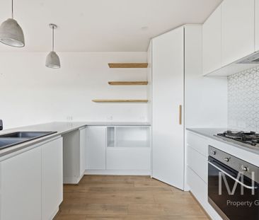 Modern Family Home - Photo 3