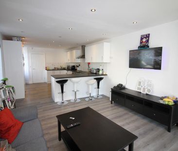 6 bedroom semi-detached house to rent - Photo 2