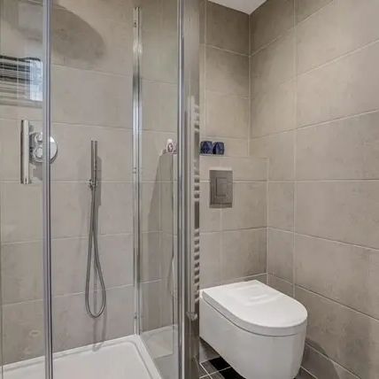 2 bedroom flat in London - Photo 2