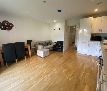 4 bedroom end of terrace house to rent - Photo 2