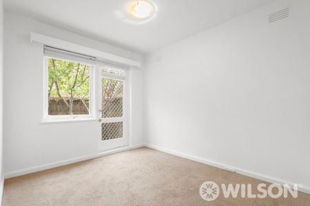 Ground floor one bedroom with courtyard - Photo 3