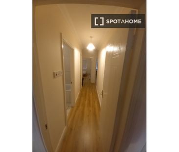 Bed for rent in 2-bedroom apartment in Waterville, Dublin - Photo 6