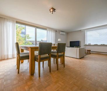 Ruim appartement met ondergrondse autostaanplaats - Photo 3