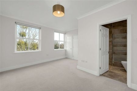 A stunning contemporary three bedroom family home with picturesque River Thames views, located only 0.7 miles from Hampton Court Palace. - Photo 4