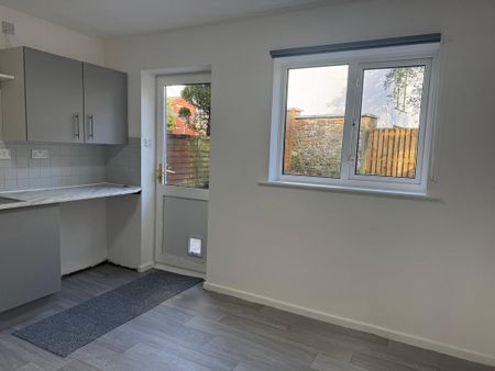 2 bedroom semi-detached house to rent - Photo 5