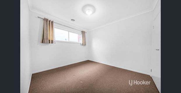 Versatile Living, Modern Comforts and Superb Convenience Near Schools & Shops! APPLICATIONS NOW OPEN - Photo 1