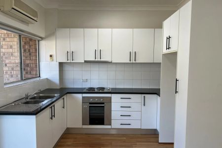 Spacious One Bedroom Unit - Photo 3