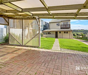 Spacious Family Home with Stunning Ocean Views - Photo 6